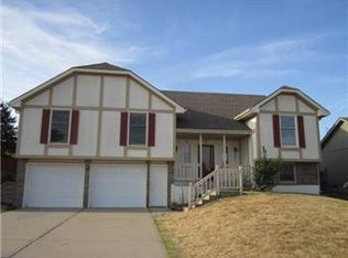 708 NE Hunters Rdg, Lees Summit, MO 64086