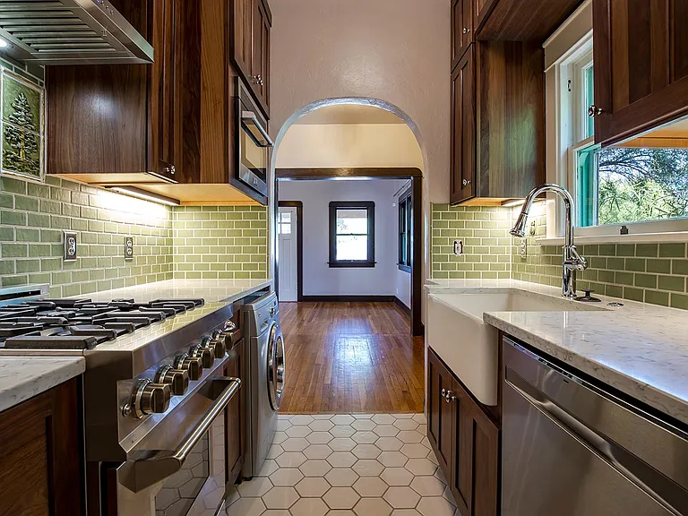 2210 E Helen St — Photo 8