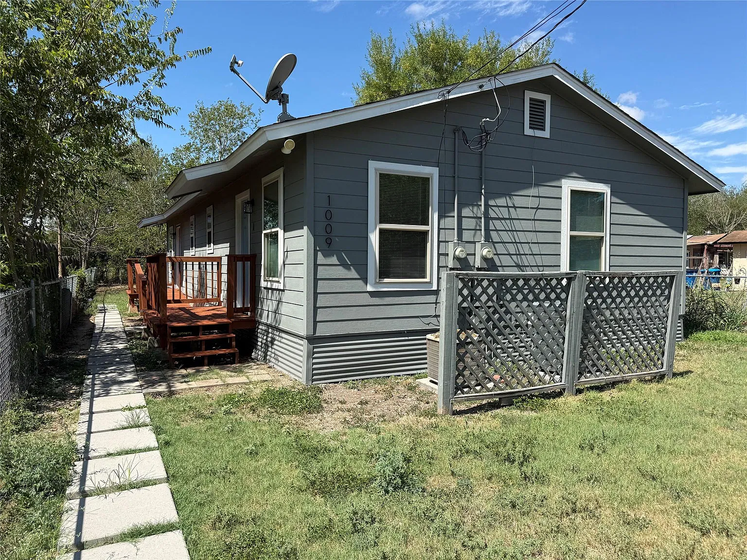 1009 Alex St — Photo 2