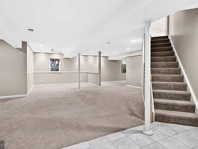 2207 Frank St — Photo 44