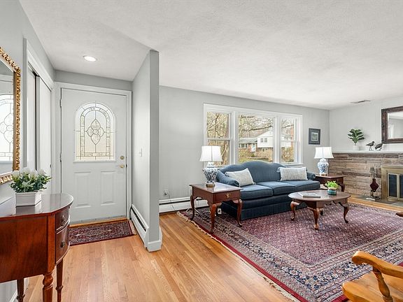 3rd image of 23 Hillcrest Rd