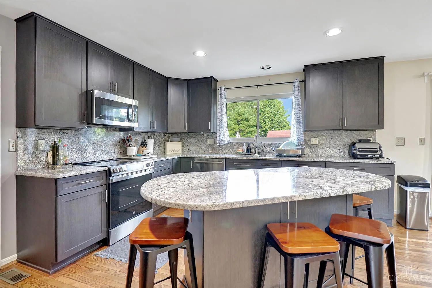 4 bed, 2.5 bath, 3118 sqft, $3,500 — Photo 3