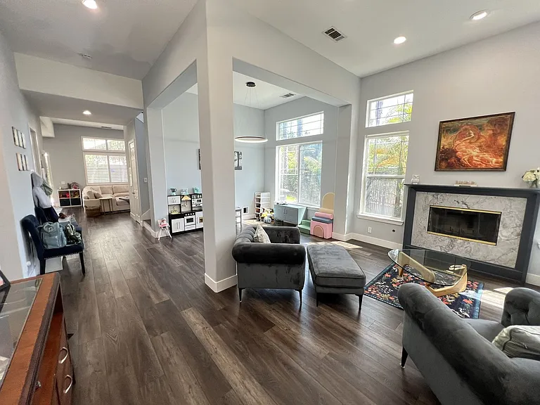 1836 E Bolinger Cir — Photo 9