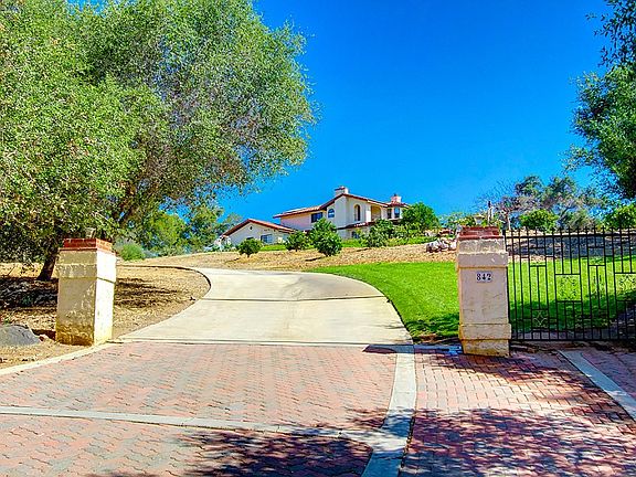 2nd image of 842 Leah Ln