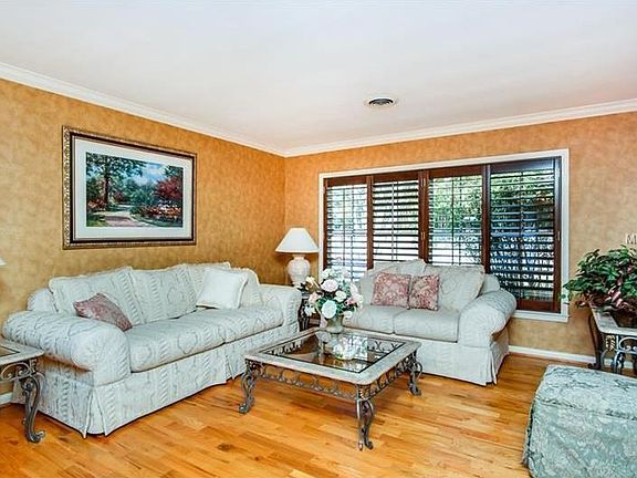 5th image of 2037 Siesta Ln