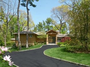 3 Applegreen Dr, Old Westbury, NY 11568