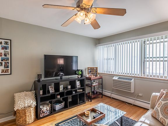 4th image of 420 W Aldine Ave APT 524