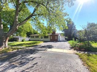 18455 W Meadow Ln, Gurnee, IL 60031