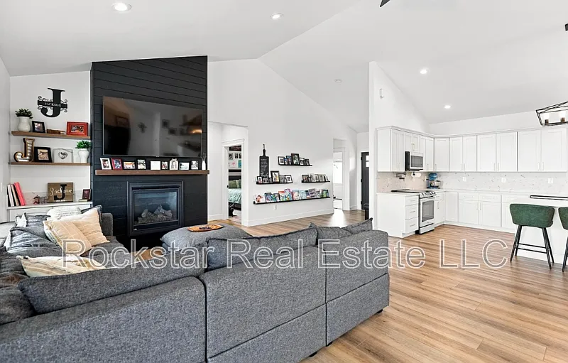 4 bed, 2.5 bath, 2897 sqft, $3,000 — Photo 2