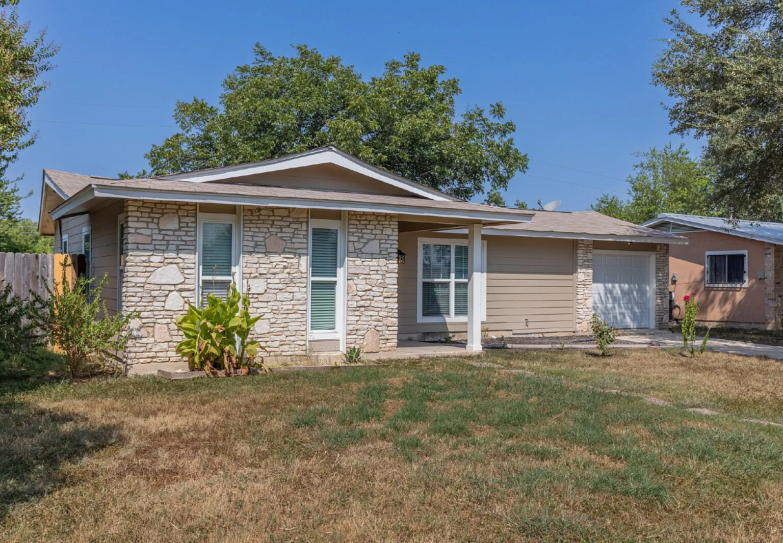 3 bed, 1.0 bath, 952 sqft, $1,200 — Photo 3