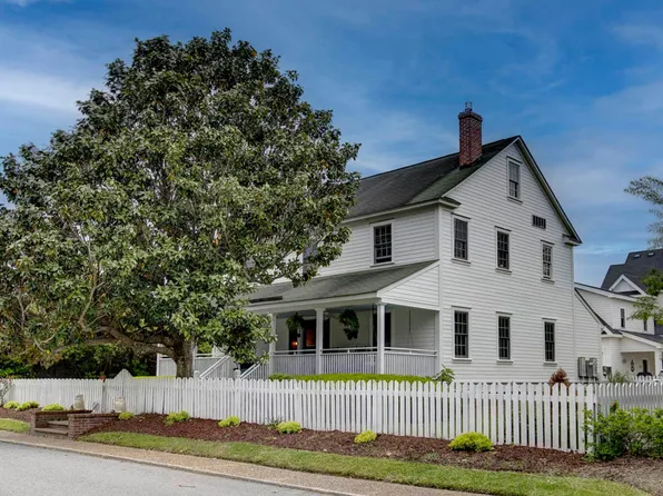 322 Fernando St, Manteo, NC 27954