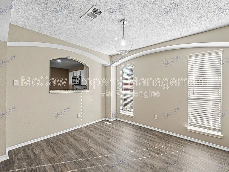 1371 Honeysuckle Ln — Photo 5