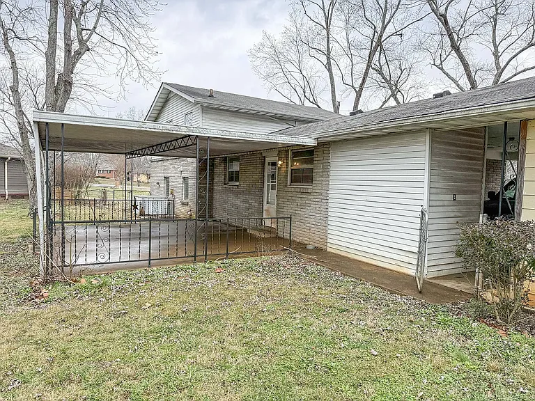 702 Belaire Dr — Photo 3