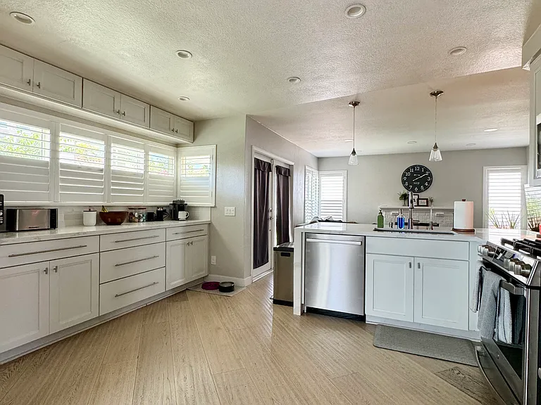 2243 Wisteria Ave — Photo 4