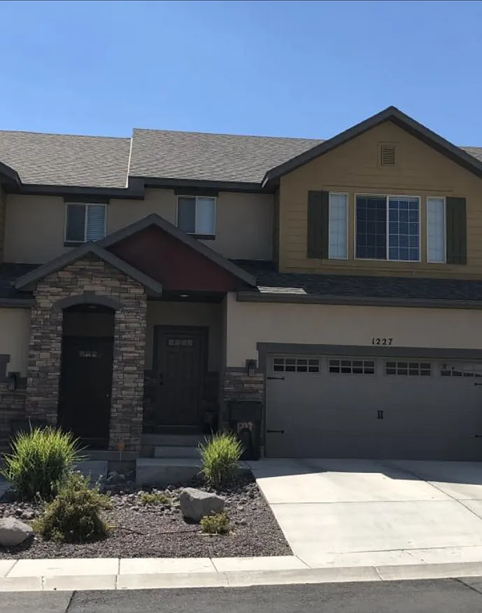 3 bed, 2.5 bath, 2693 sqft, $2,200 — Photo 1