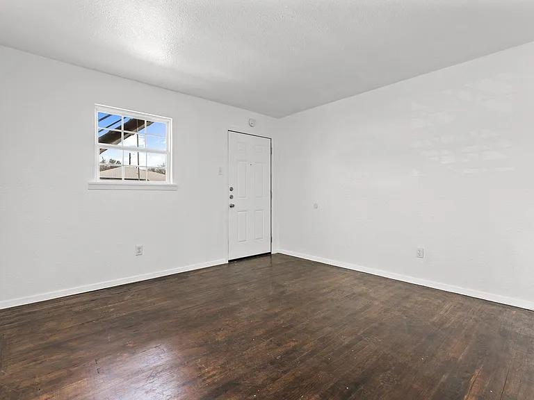 4524 Collins Ave — Photo 2