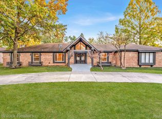 23271 Coventry Woods Ln, Southfield, MI
