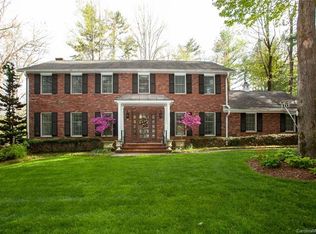 102 Thorngate Dr, Hendersonville, NC 28739