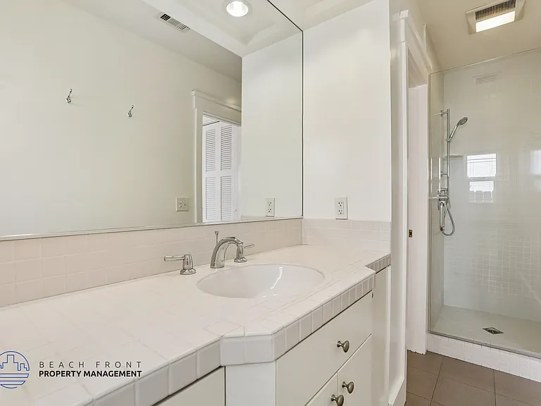 2810 E 2nd St — Photo 36