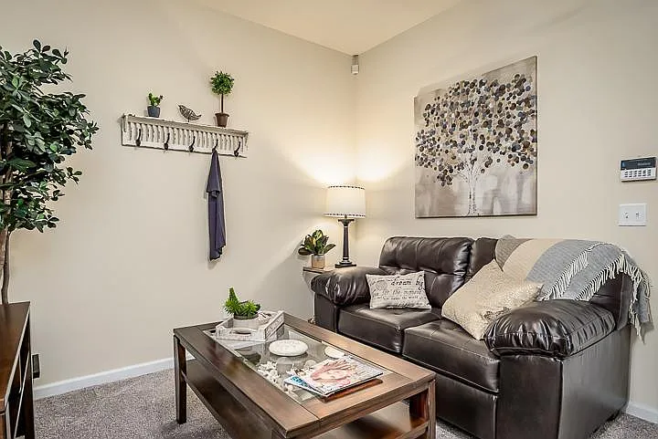 1 bed, 400 sqft, $995 — Photo 2