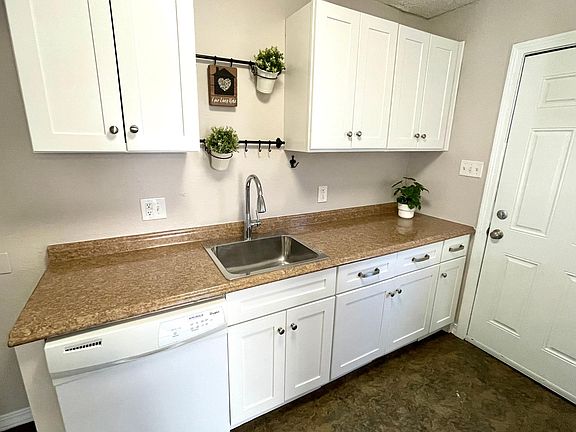 4th image of 5812 Forest Ave