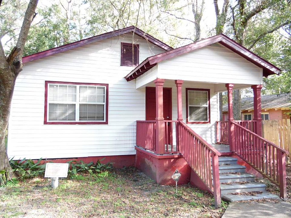 1st image of 2703 Lake Palm Dr