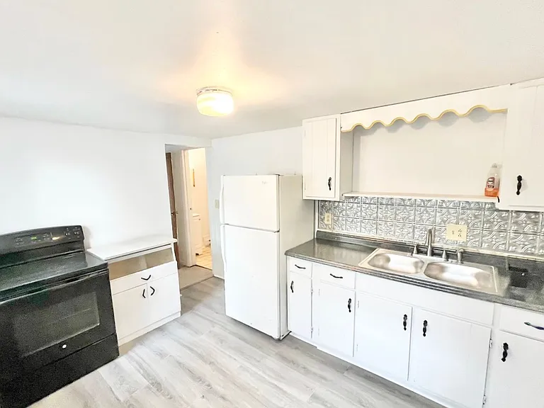 38 Sherman St - Lakefront Living, Right in the Heart of Burlington — Photo 8