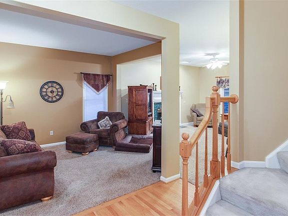 3rd image of 942 Weymouth Ct