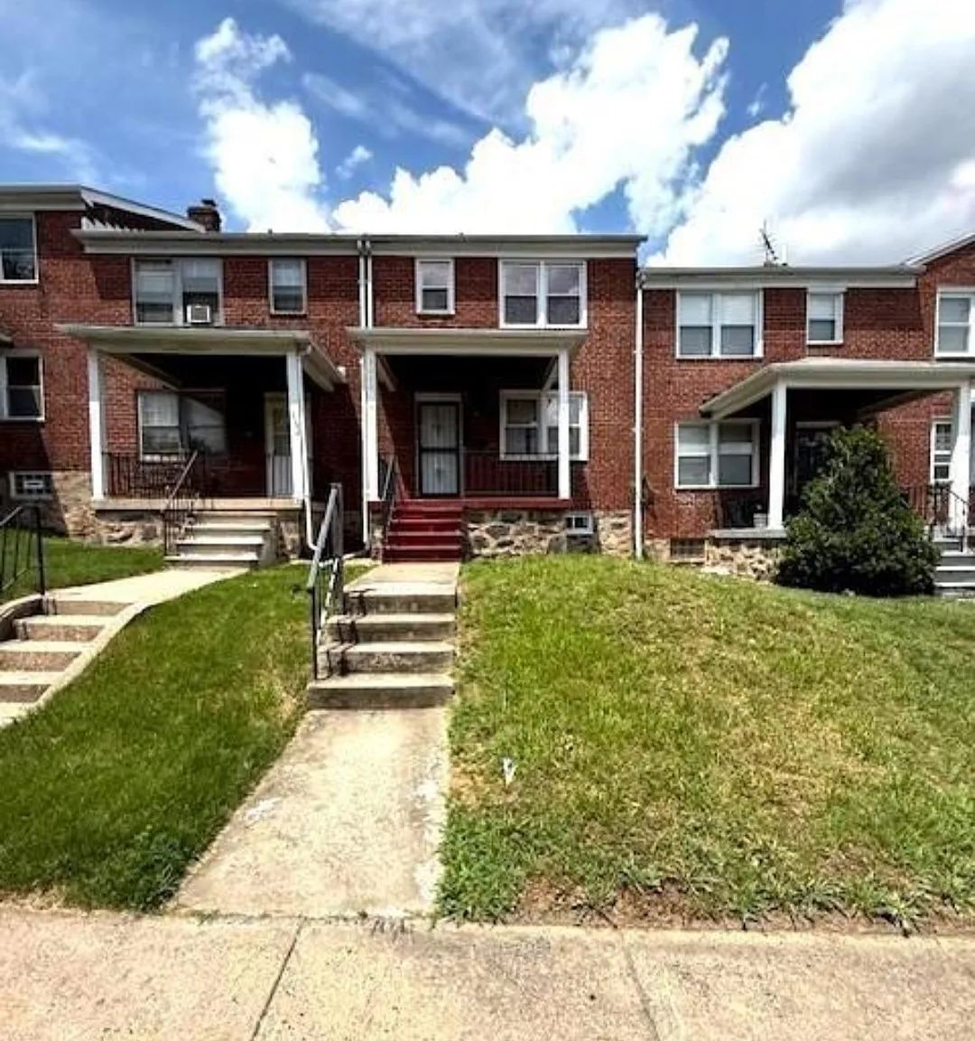 3 bed, 1216 sqft, $1,900 — Photo 1
