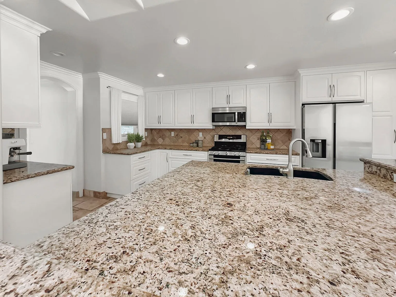 5 bed, 4.5 bath, 3500 sqft, $6,850 — Photo 4