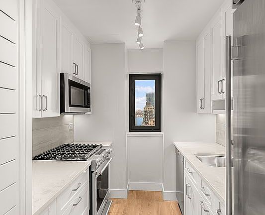 3rd image of 161 W 61st St APT 19B
