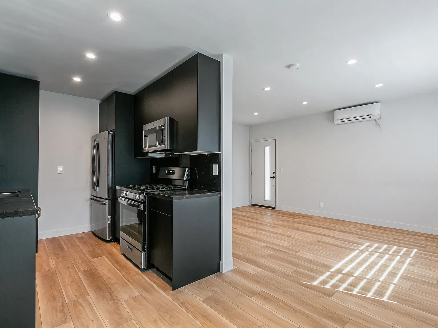 1 bed, 650 sqft, $2,378 — Photo 3