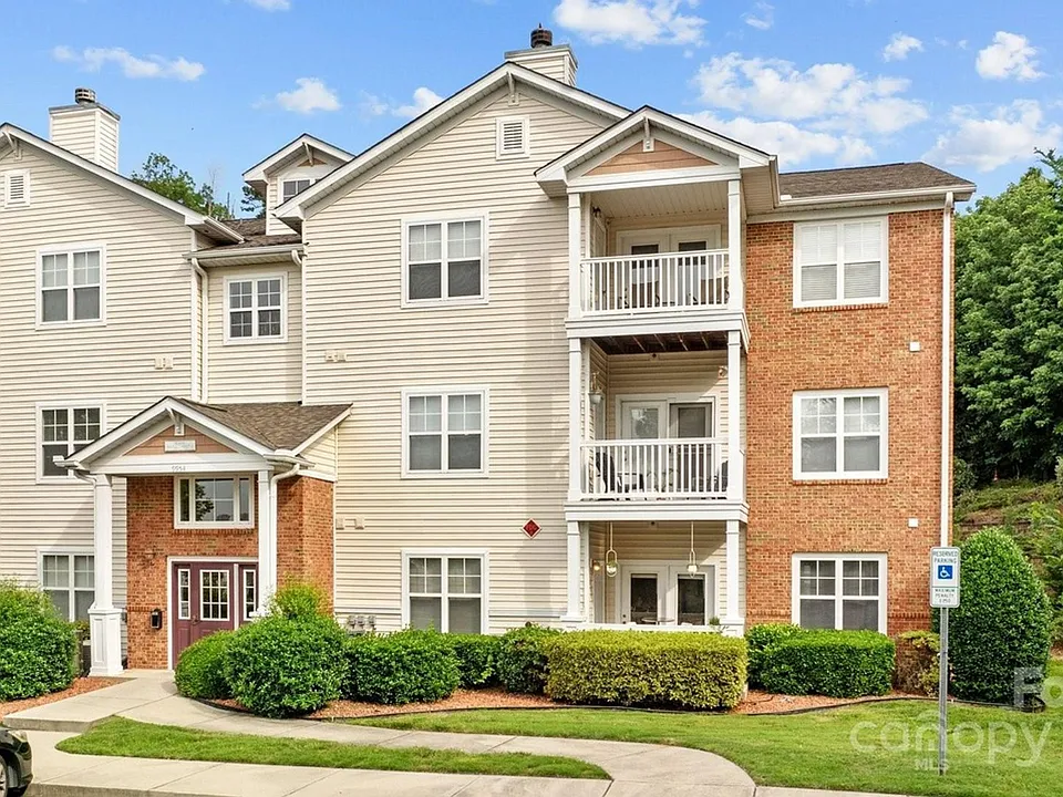 9867 Hyde Glen Ct