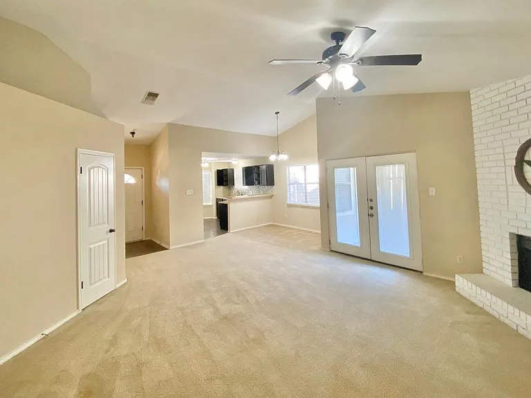 2011 Newton Dr — Photo 14