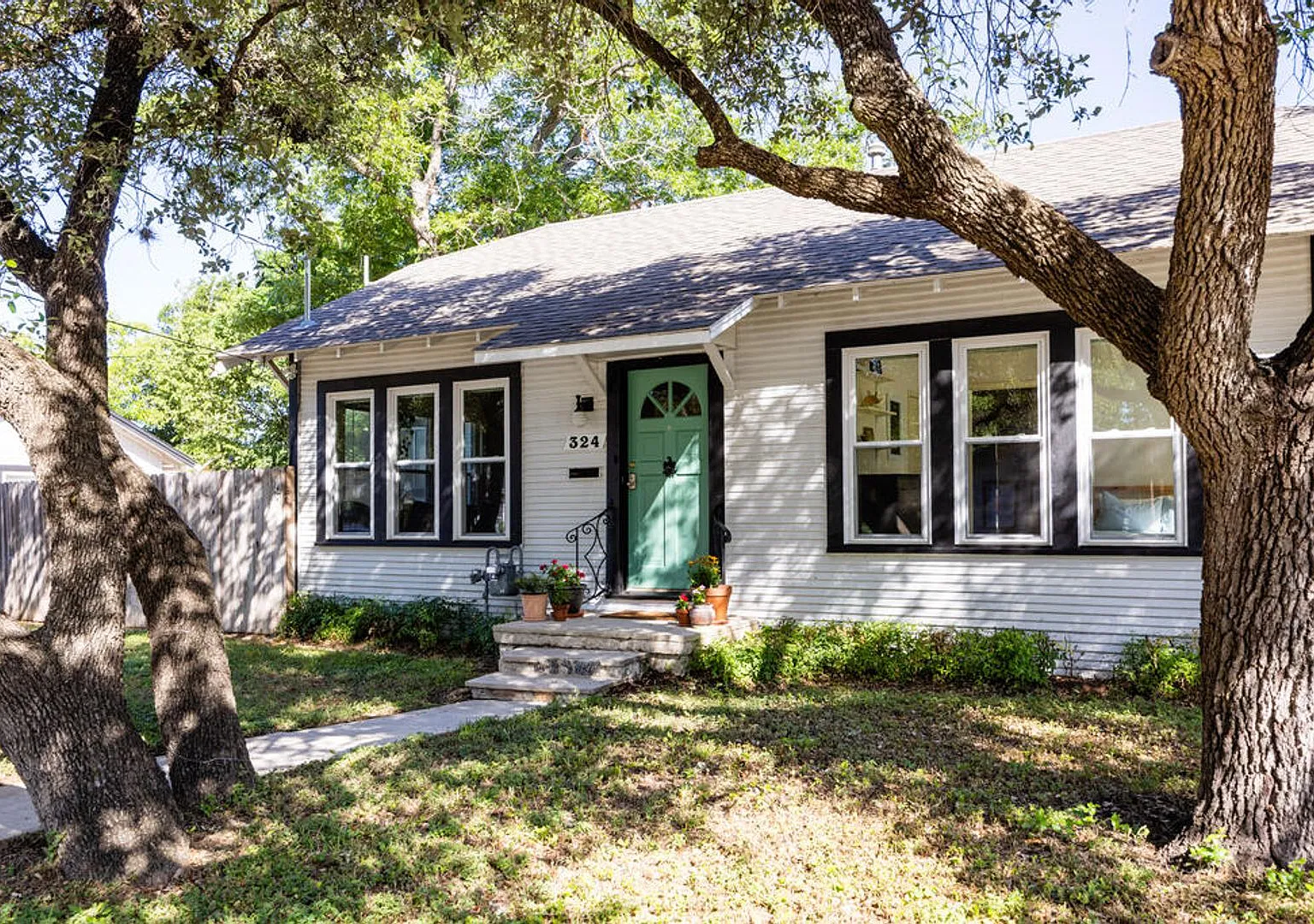 For Lease!! Great Location! — Photo 3