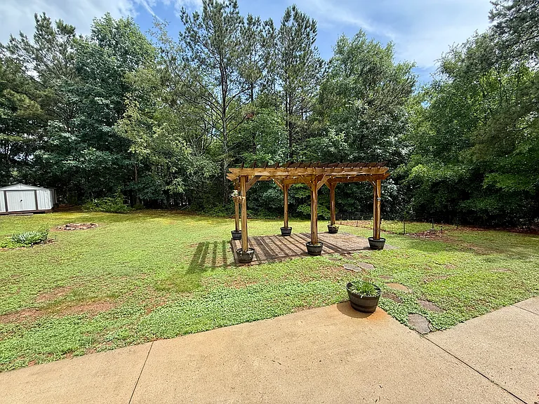 405 Whispering Ln — Photo 4