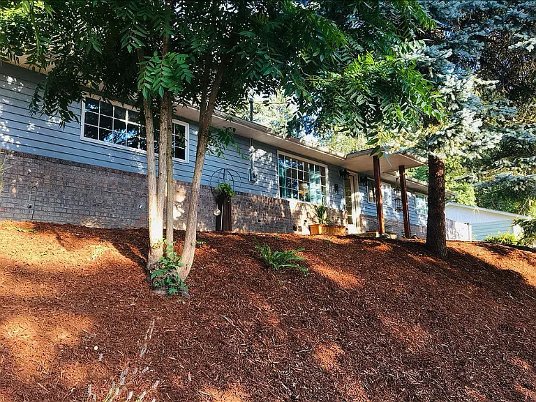 1090 Snell St — Photo 1