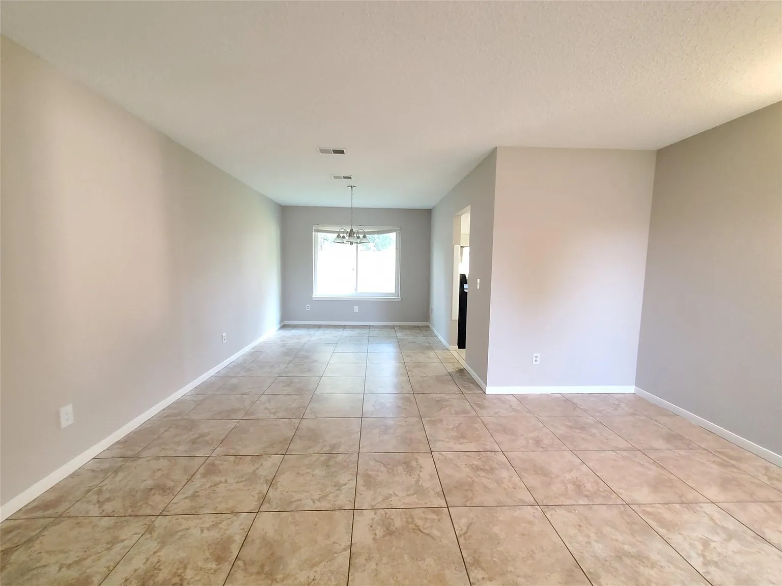 4 bed, 2.5 bath, 2356 sqft, $2,200 — Photo 4