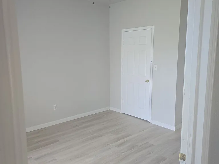 129-131 Collett Ct — Photo 6