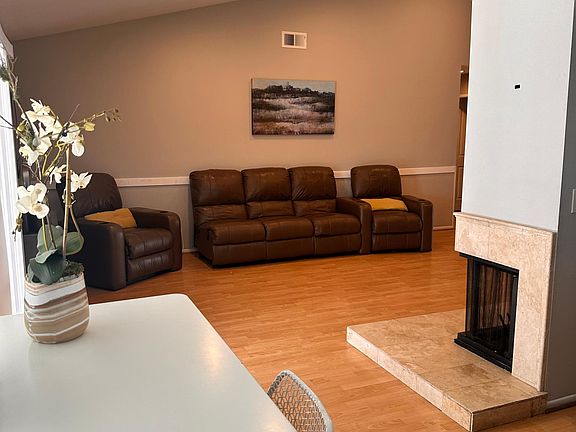 Breakfast/dining area