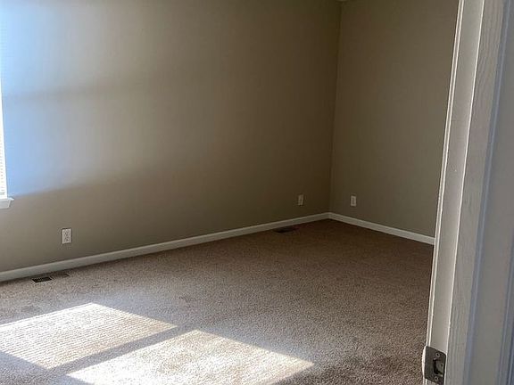 5th image of 401 NW Orion Dr