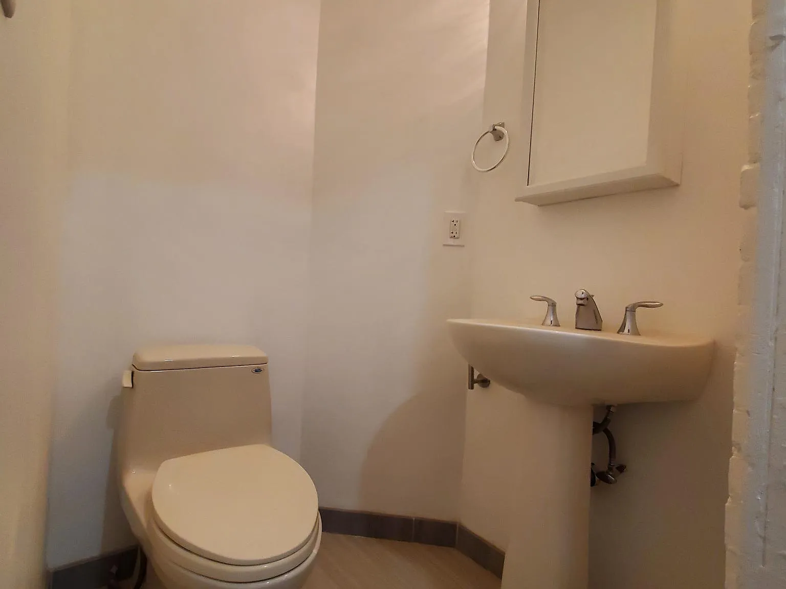 3 bed, 1.5 bath, 1325 sqft, $2,000 — Photo 4