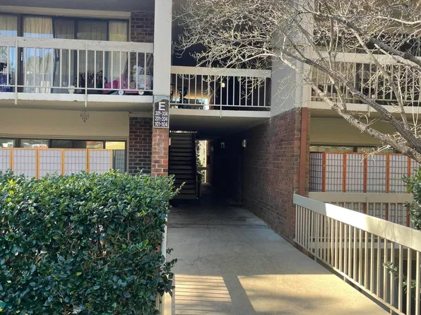 500 Umstead Dr #E203, Chapel Hill, NC 27516