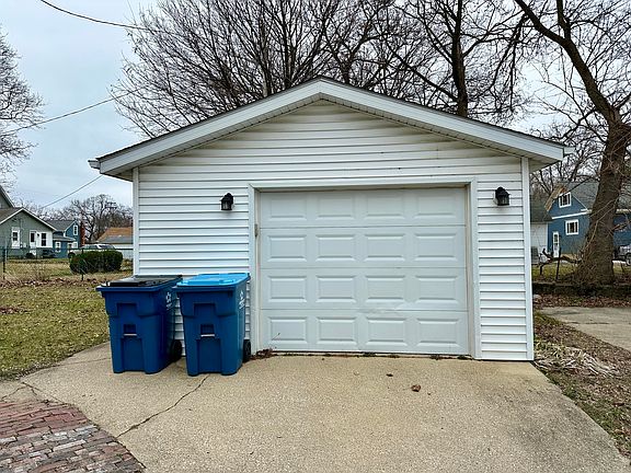 3rd image of 147 Emmett St E