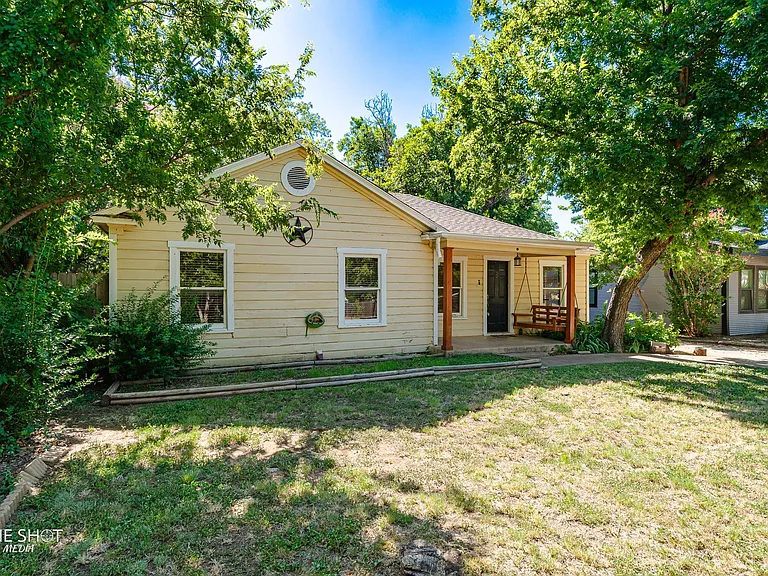 1333 Amarillo St — Photo 3