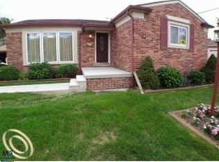 26917 Clairview Dr, Dearborn Heights, MI 48127