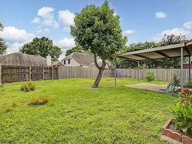 10840 Sycamore Dr N — Photo 43
