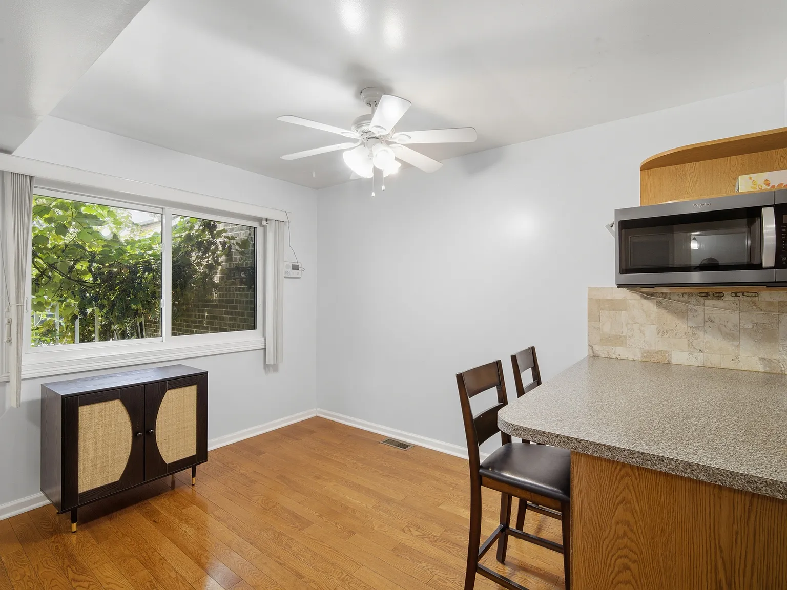 3 bed, 2.5 bath, 1900 sqft, $3,000 — Photo 2