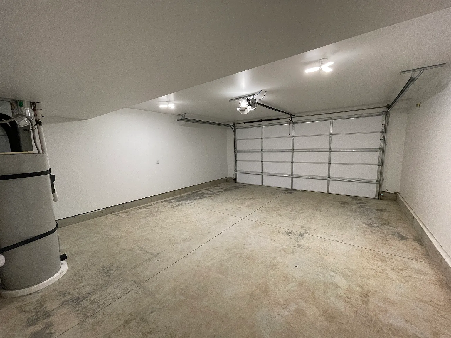 3 bed, 2.5 bath, 1800 sqft, $2,100 — Photo 3