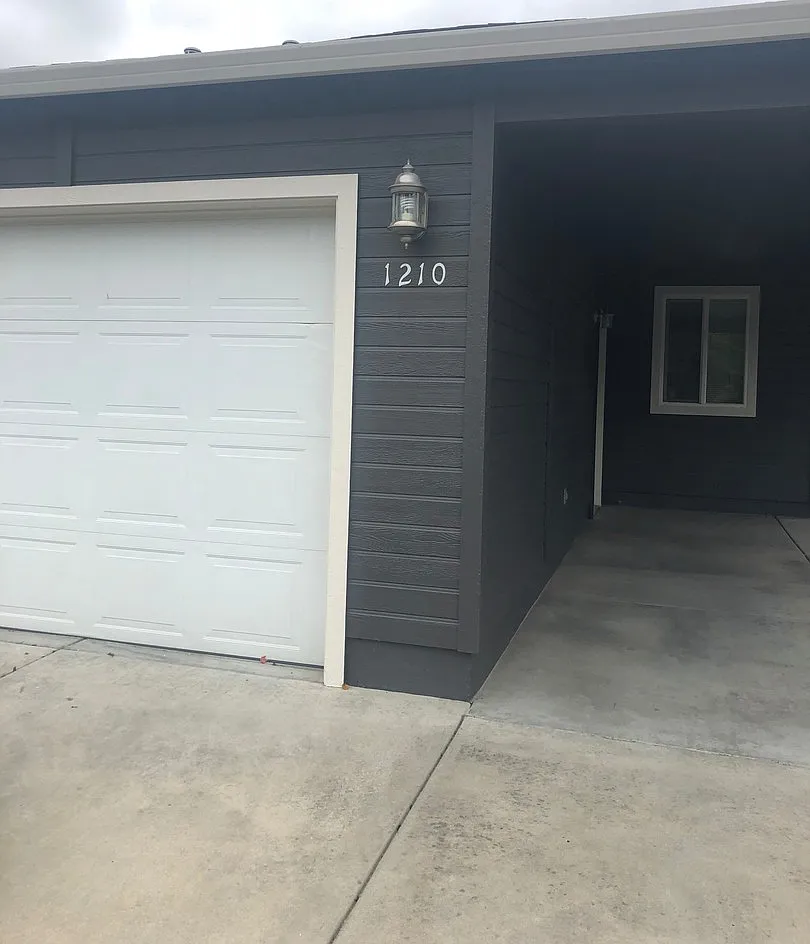 R1210 SW Sun Glo Drive — Photo 1